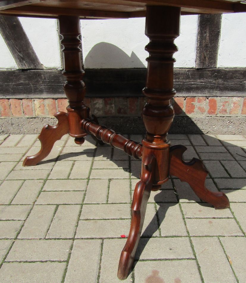 SALONTISCH Nussbaum mit schönem Unterbau Wohnzimmertisch Esstisch